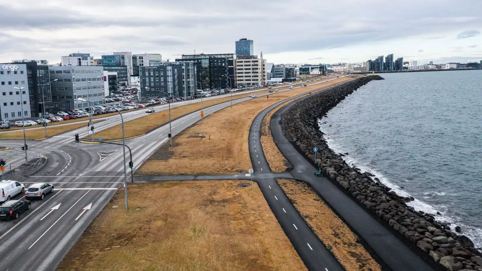Leigu­bíl­stjóri jók hraðann á rauðu ljósi og ók á eldri konu - Vísir