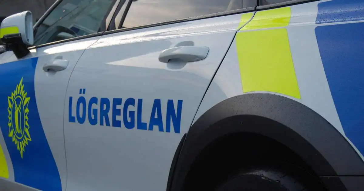 Leita hjóna sem grunuð eru um að hafa skilið fimm ára barn eftir í bíl
