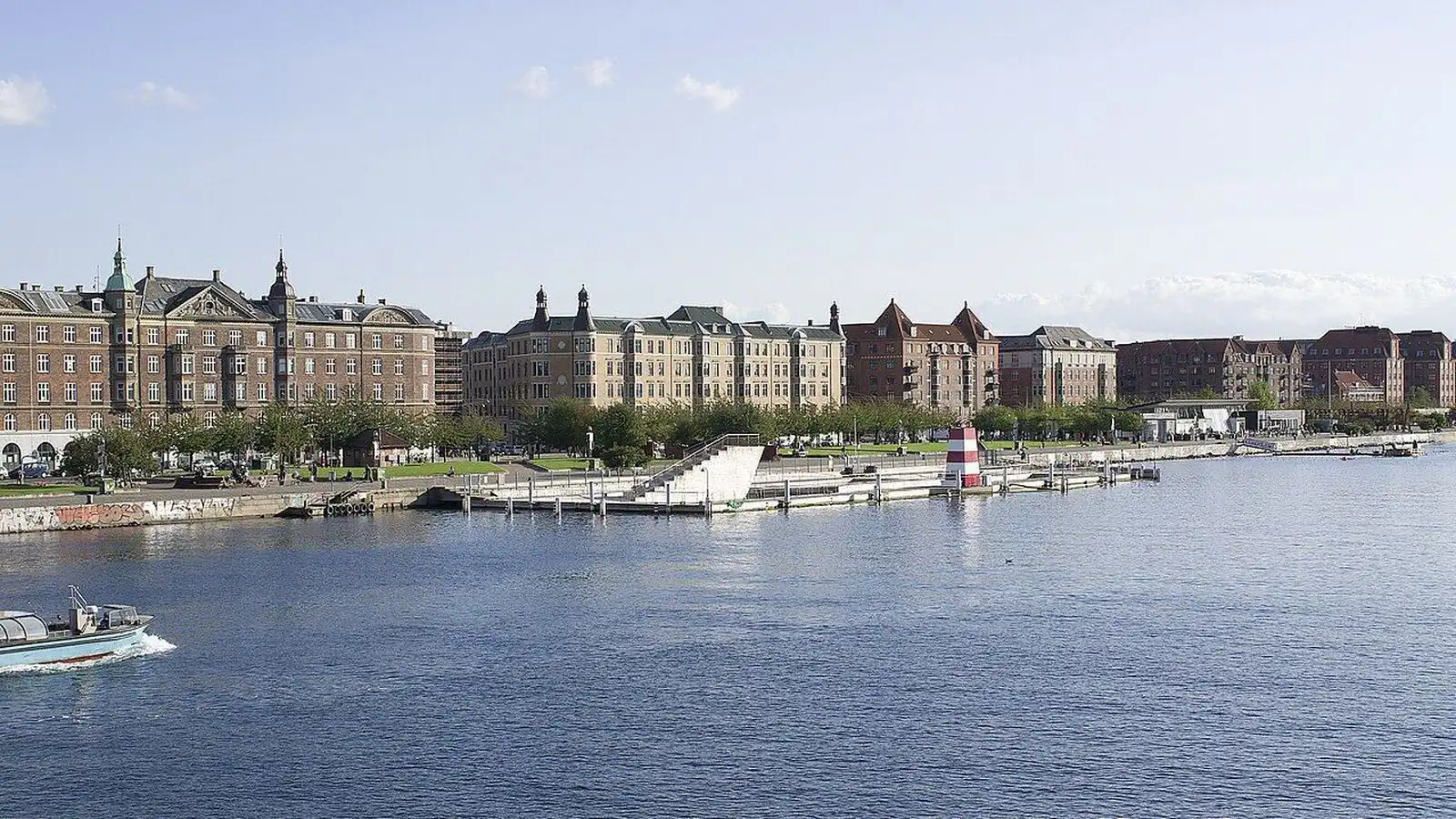 Lést eftir líkams­á­rás á Ís­lands­bryggju - Vísir