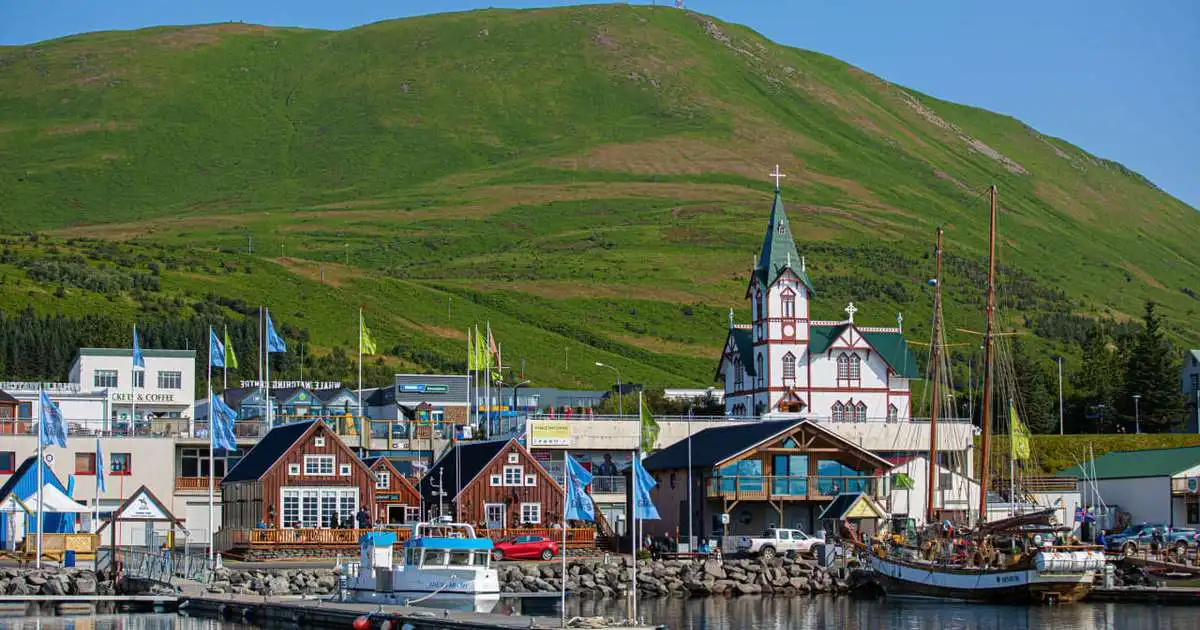 Léttskýjað og mjög hlýtt á Austur- og Norðausturlandi en varasamur vindur á Norðvesturlandi