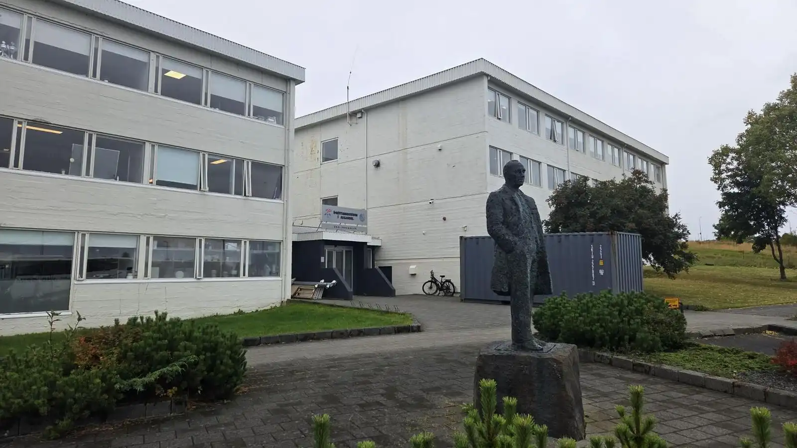 Líkams­á­rás og hnífur á loft fyrir lykilfund sund­fólks - Vísir