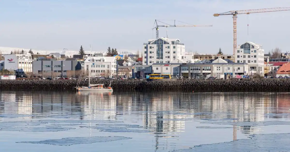 Líkamsárás til rannsóknar eftir að að stúlka á grunnskólaaldri fannst meðvitundarlaus við Fjörð