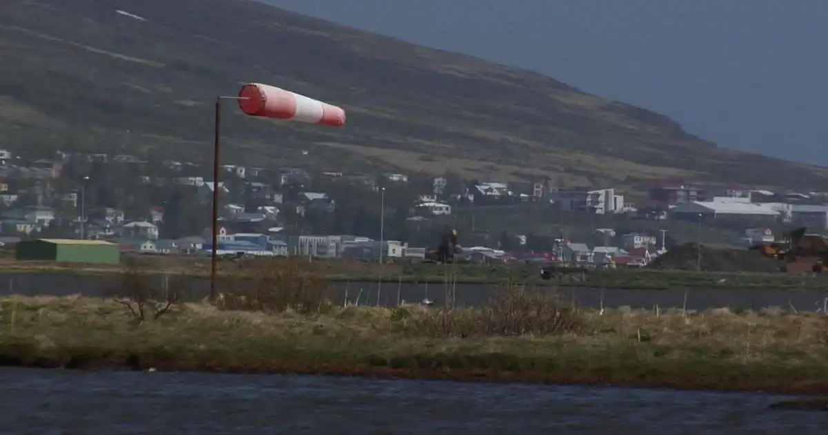 Lítilli flugvél hlekktist á í lendingu á Norðfirði