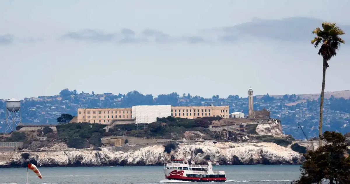 Lítilli skemmtisnekkju hvolfdi nærri Alcatraz