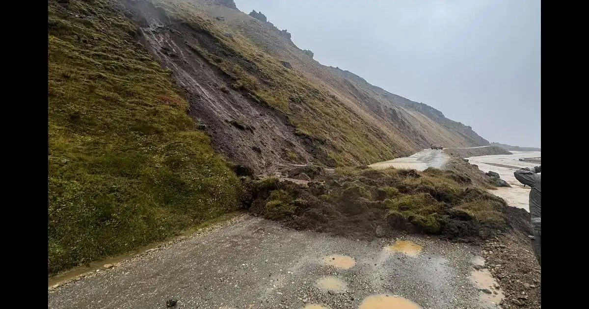 Litlu munaði að aurskriða lenti á rútu í Landmannalaugum