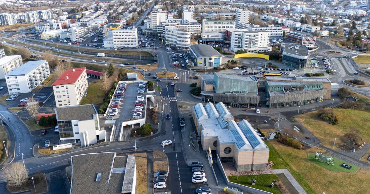 Ljúka viðgerð á heitavatnslögnum