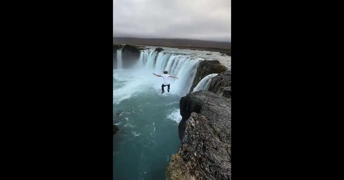 Lögregla kölluð til vegna manna sem stukku í hylinn við Goðafoss