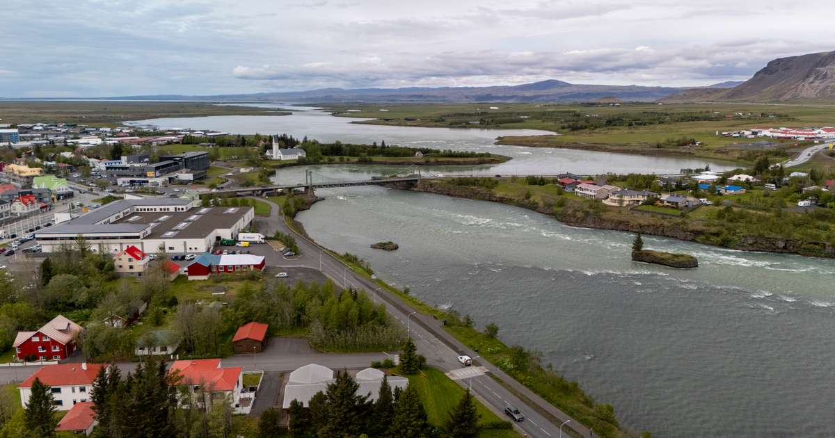 Lögregla kölluð út vegna manns sem synti í Ölfusá