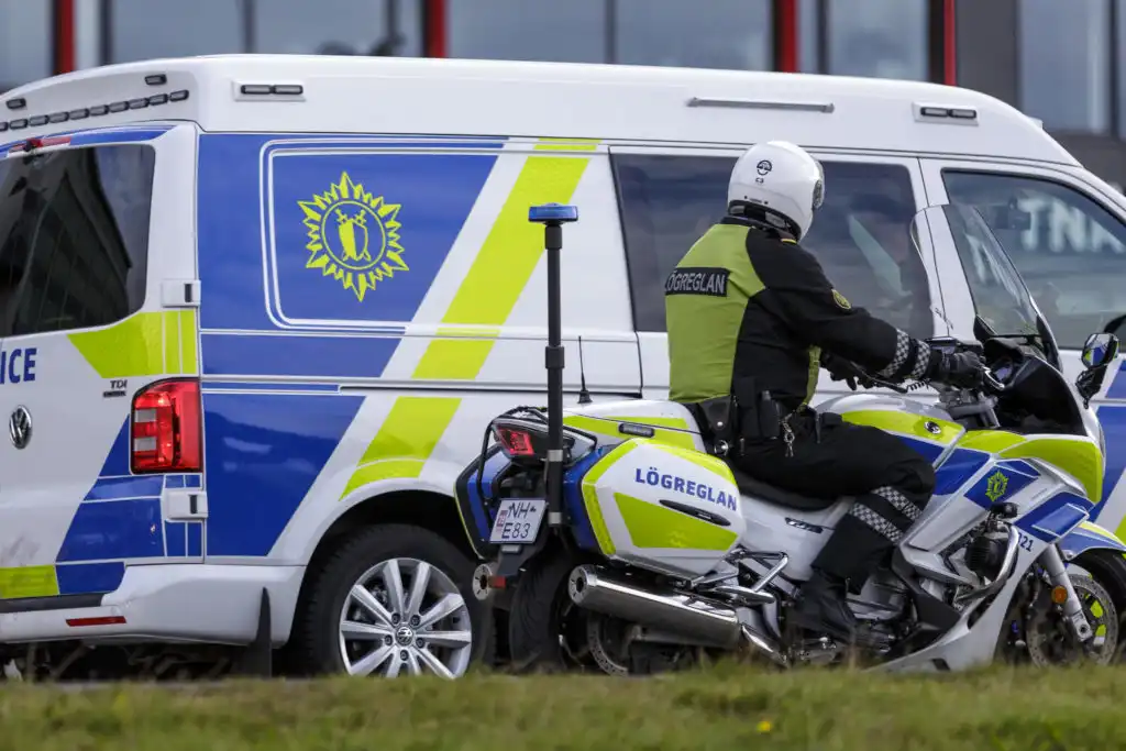 Lögregla leitar manns sem ók á 8 ára dreng