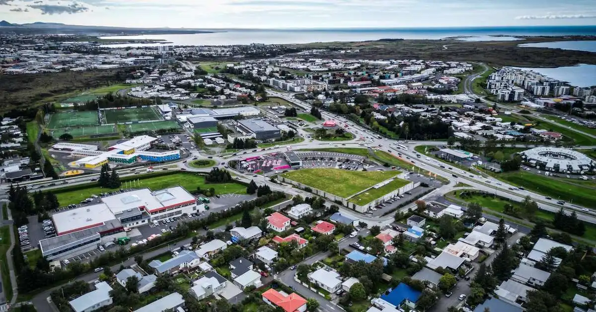 Lögregla vopnaðist vegna tilkynningar um mann með hníf