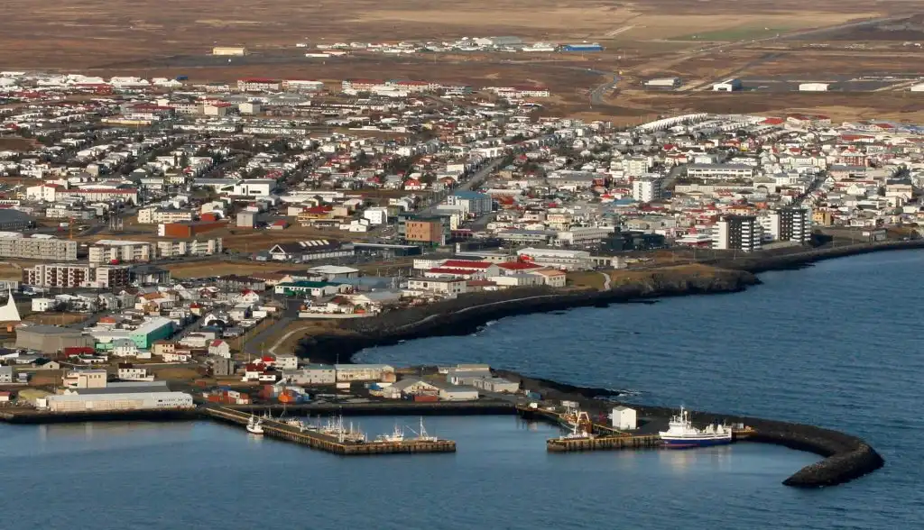 Lögreglan í Reykjanesbæ skaut með rafbyssu á mann sem hafði hellt bensíni yfir sig – „Hann var allur í eldi og hlaupandi og öskrandi“ - DV