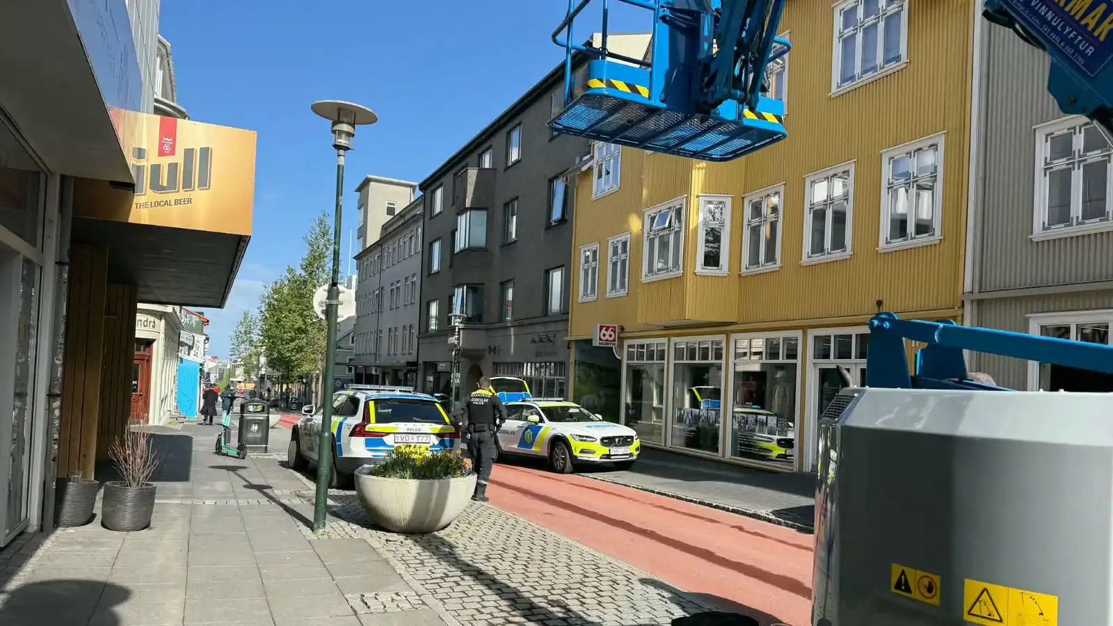 Lögregluaðgerð á Lauga­vegi - Vísir