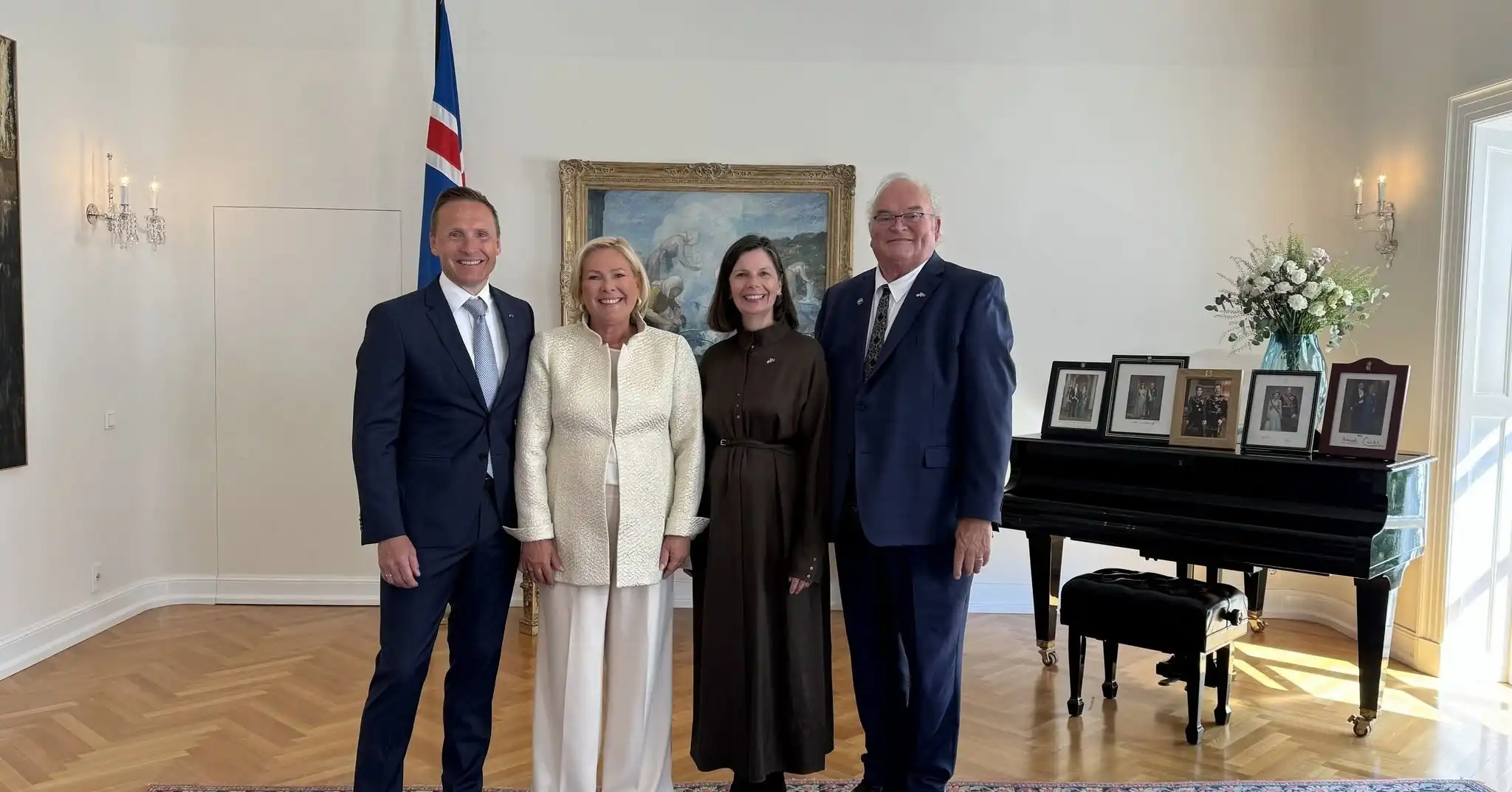 Long hefur afhent Höllu trúnaðarbréf sitt