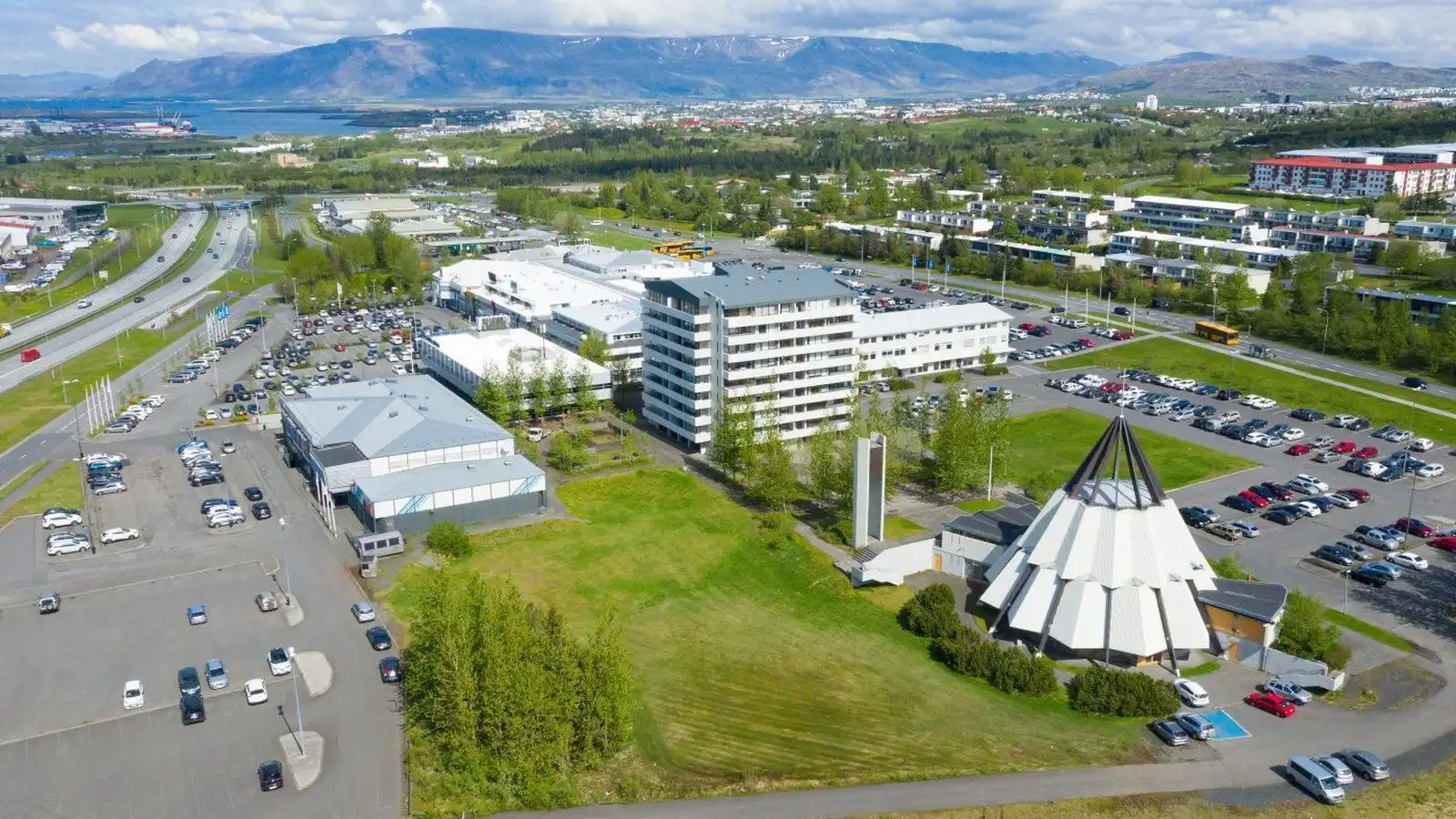 Maður á sex­tugs­aldri með á­verka á höfði eftir á­rás ung­menna - Vísir