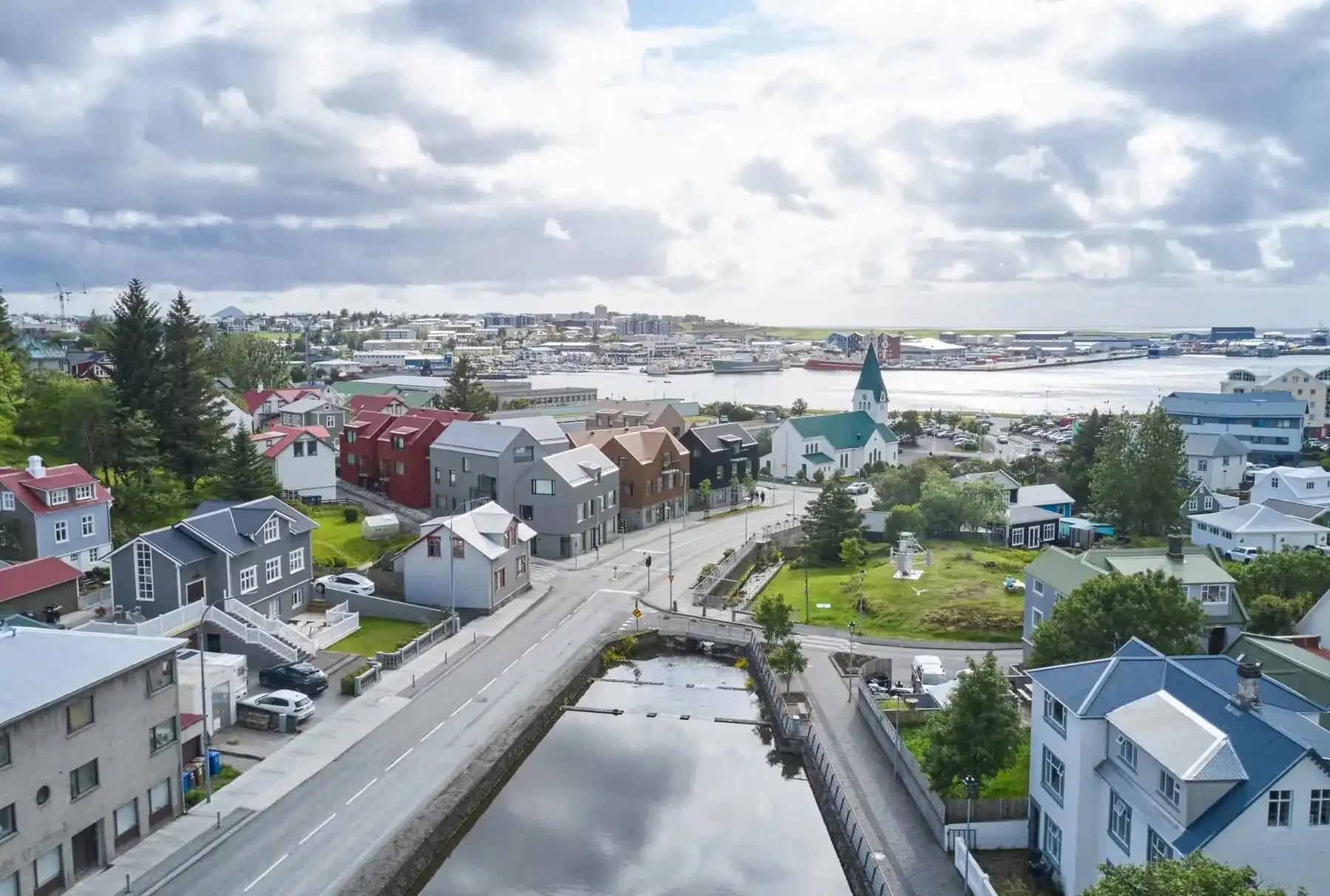 Maður sagður hafa elt unga stúlku í Hafnarfirði – mögulega vopnaður hnífi