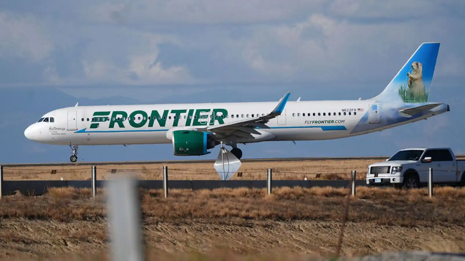 Maður varð fyrir flug­vél á flug­braut og lést - Vísir