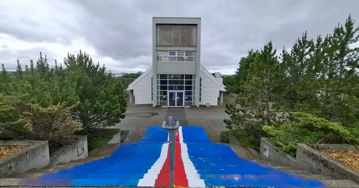 Málað yfir regnbogafánann við Grafarvogskirkju: „Ekki á vegum kirkjunnar“