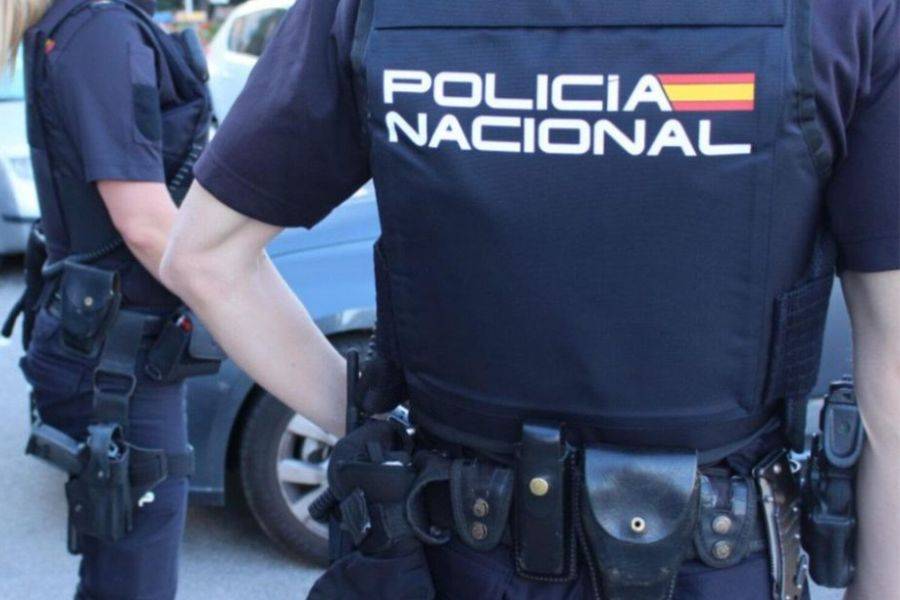 Man arrested after threatening police with knives and barricading his son in their home in Gran Canaria