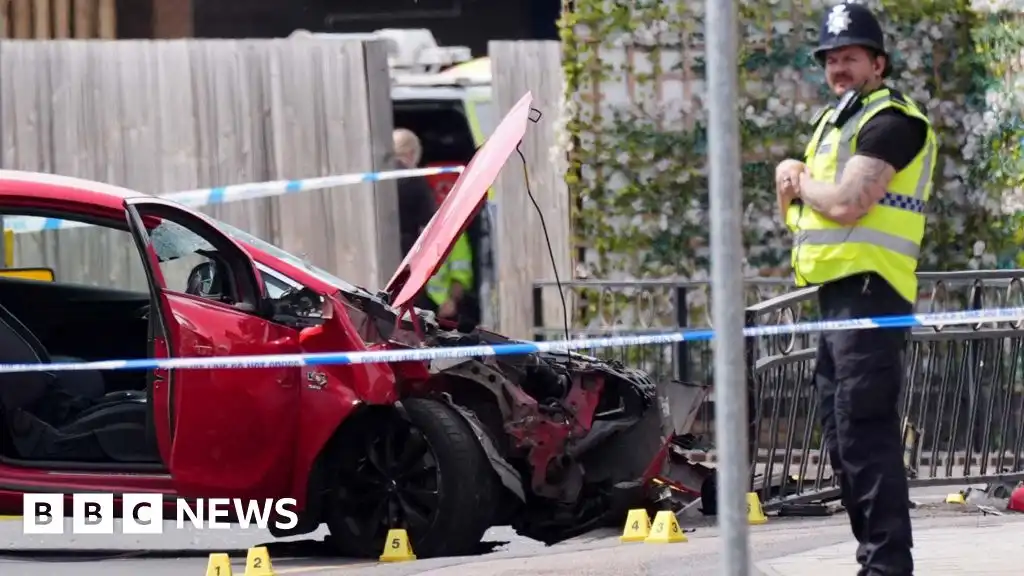 Man critically injured after car hits pedestrians in Arnold