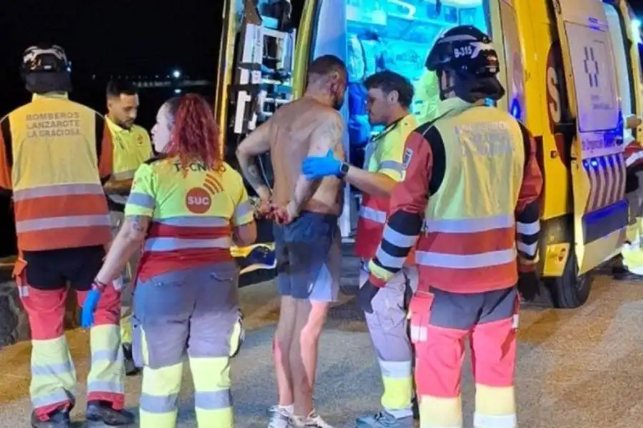 Man rescued after falling onto coastal rocks in Playa Blanca