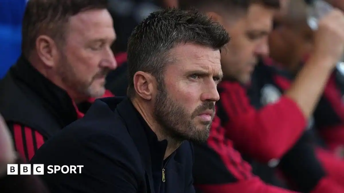 Man Utd: Michael Carrick defends players after Gary Neville comments