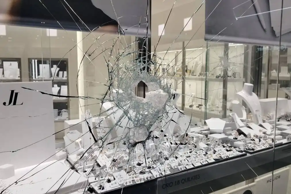 Masked gang robs jewellery store at Gran Canaria shopping centre