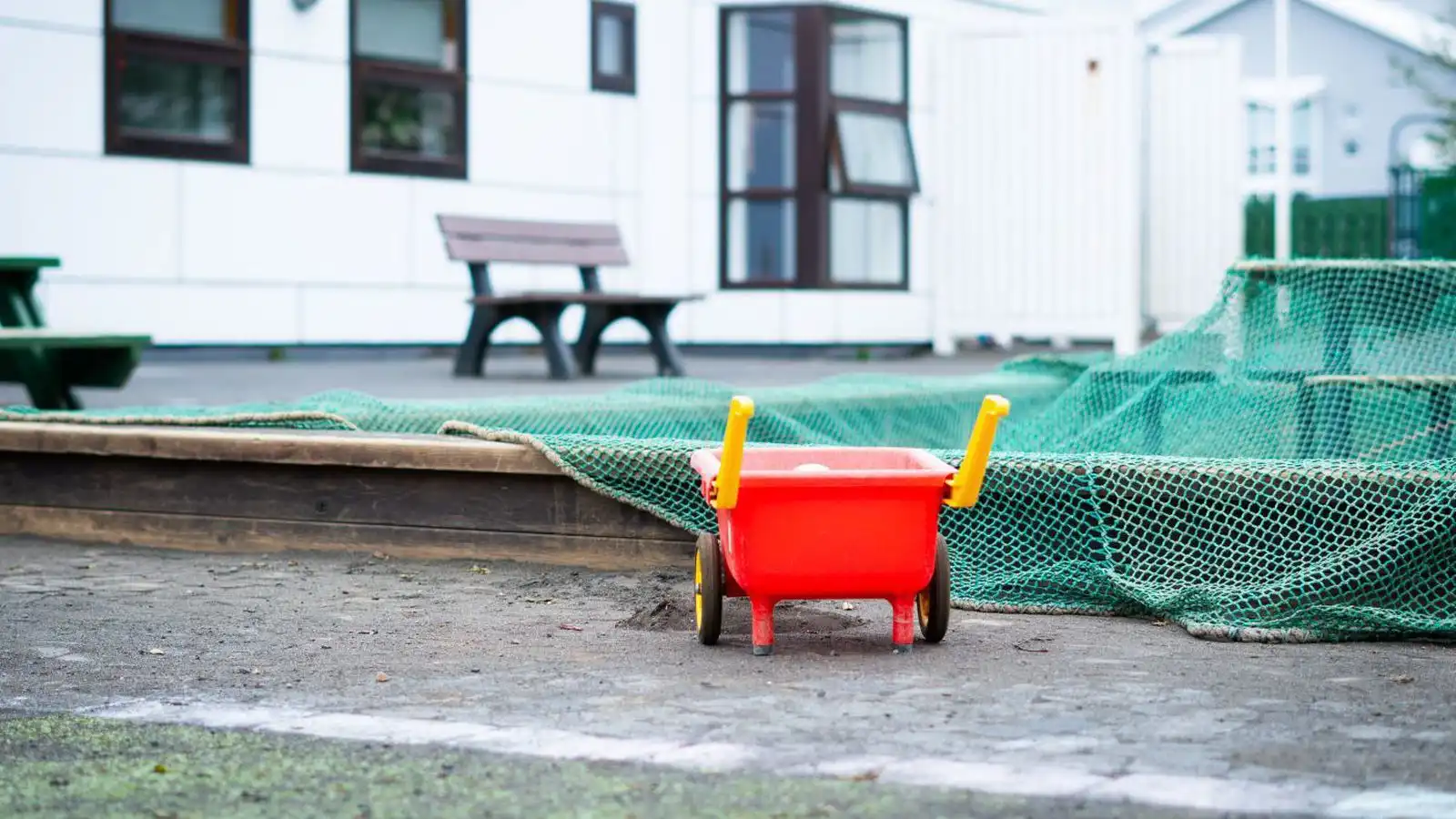 Mátti þrífa harka­lega í leikskólabarn - Vísir