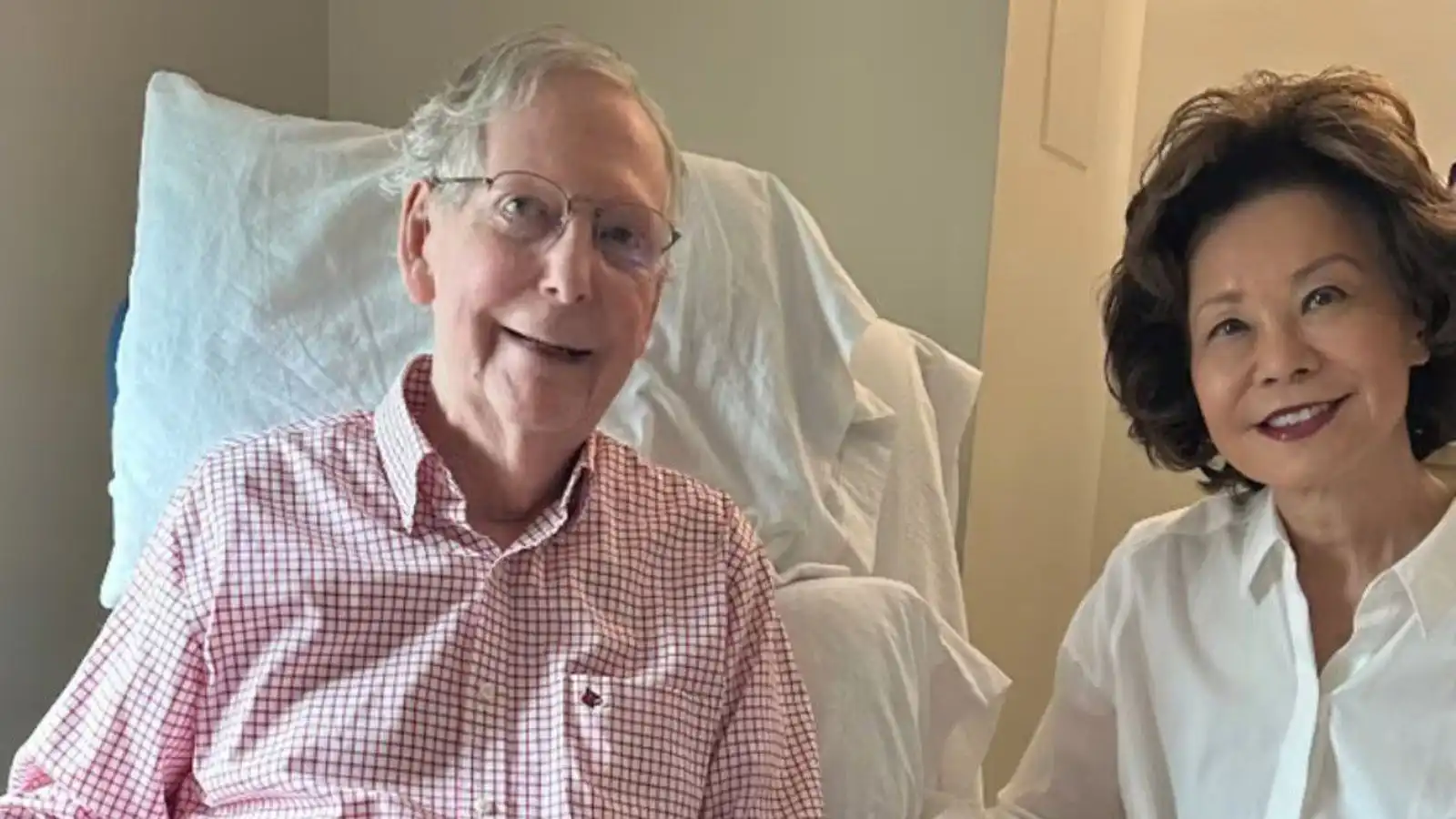 McConnell birtir mynd af sér á spítala - Vísir