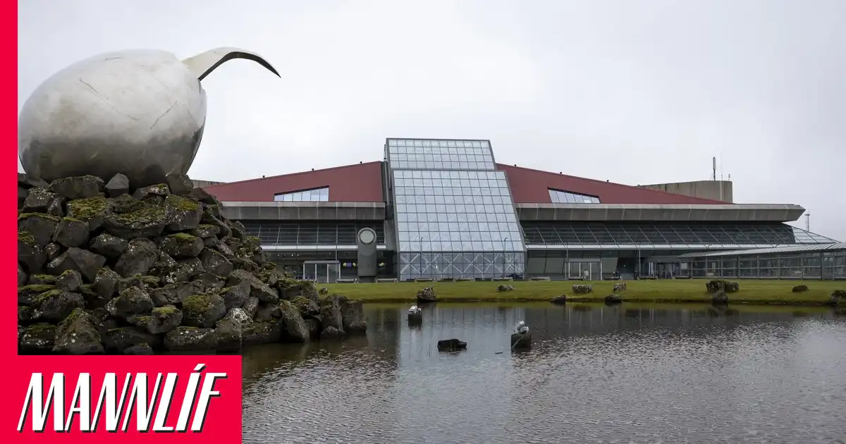 Með milljónir í töskunum á leið úr landi