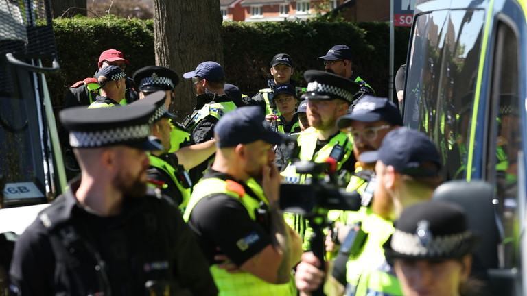 Meðlimir íslamskra sértrúarsöfnuða í Bretlandi handteknir vegna gruns um nauðganir og þrælahald