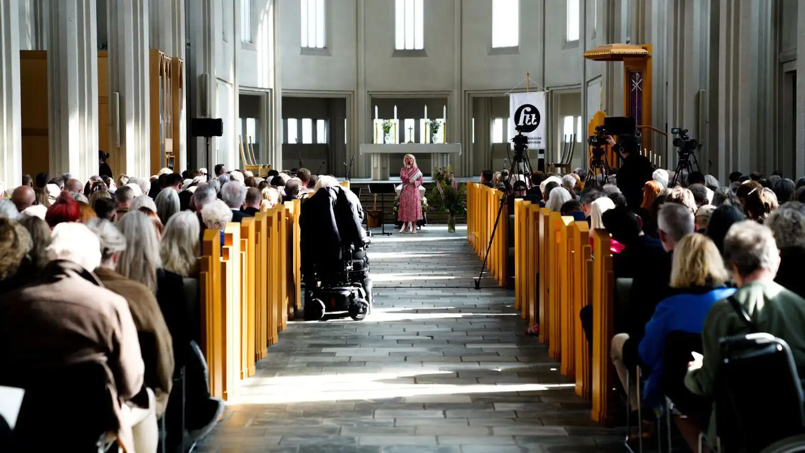 Megas jarð­sunginn í áhrifaríkri út­för - Vísir