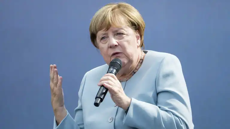 Merkel segir að Bill Gates hafi notað fjármagn úr bóluefnasjóði til að þrýsta á stjórnvöld