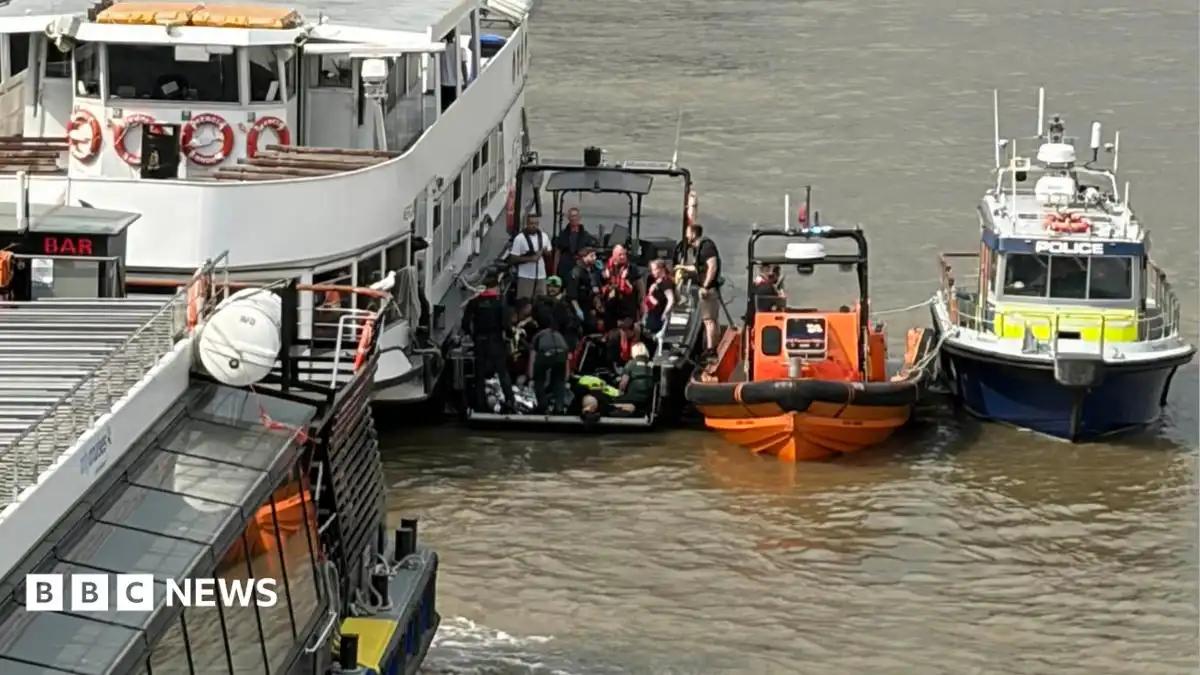 Met Police officers hurt after boat strikes Westminster Bridge