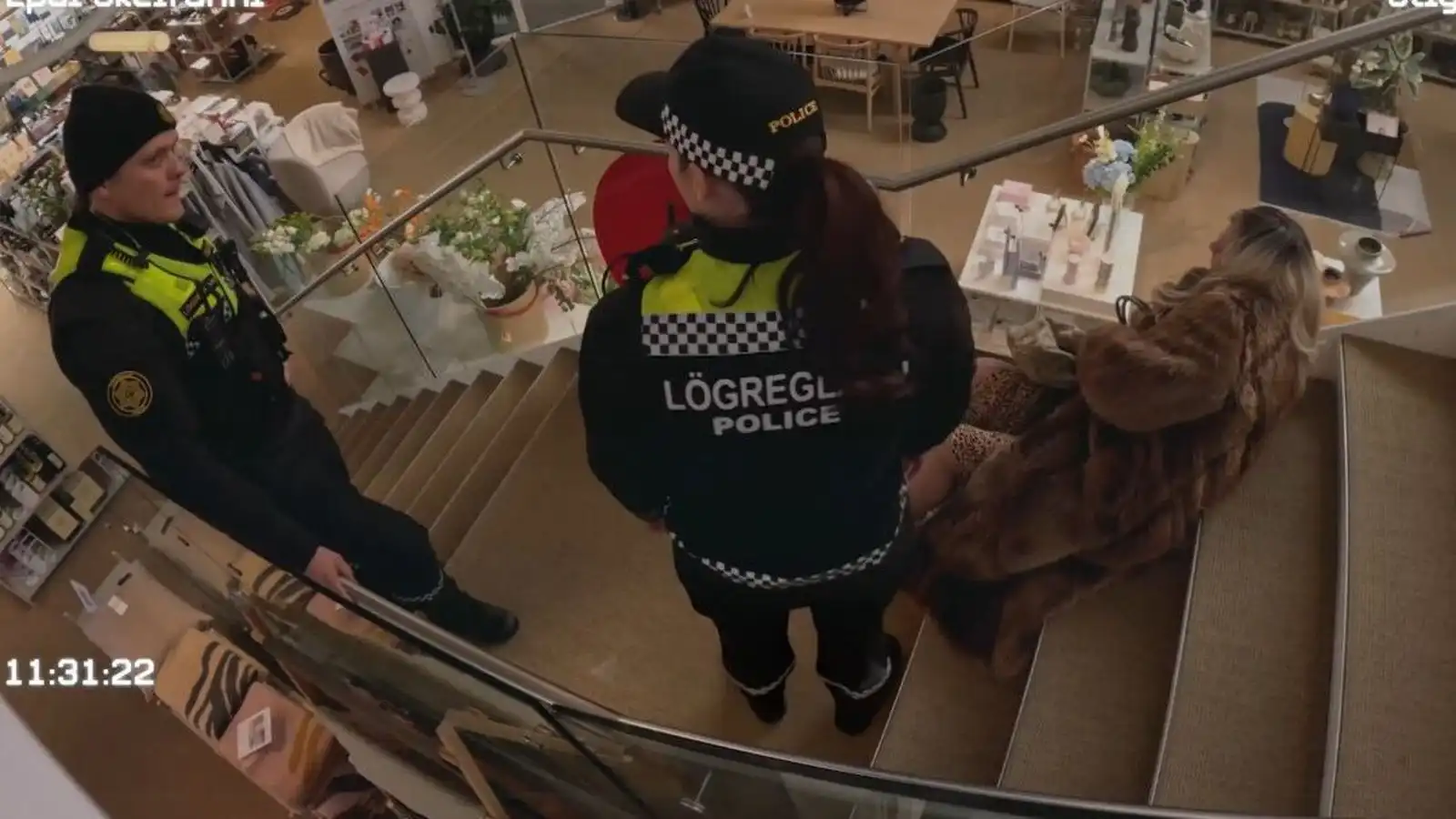 Mið­aldra kona þóttist vera sofandi í Epal - Vísir