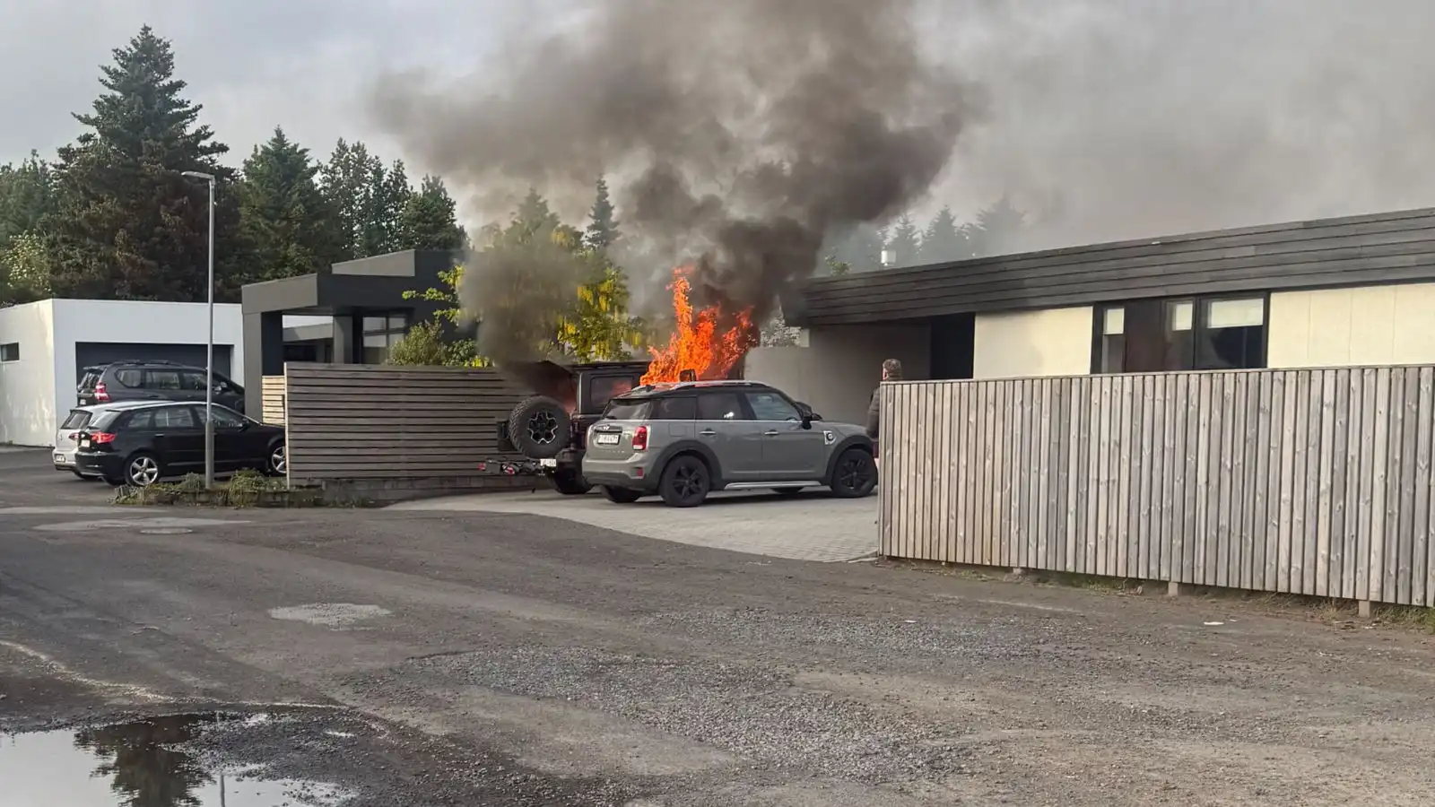 Mikill reykur frá brennandi bíl í Foss­vogi - Vísir