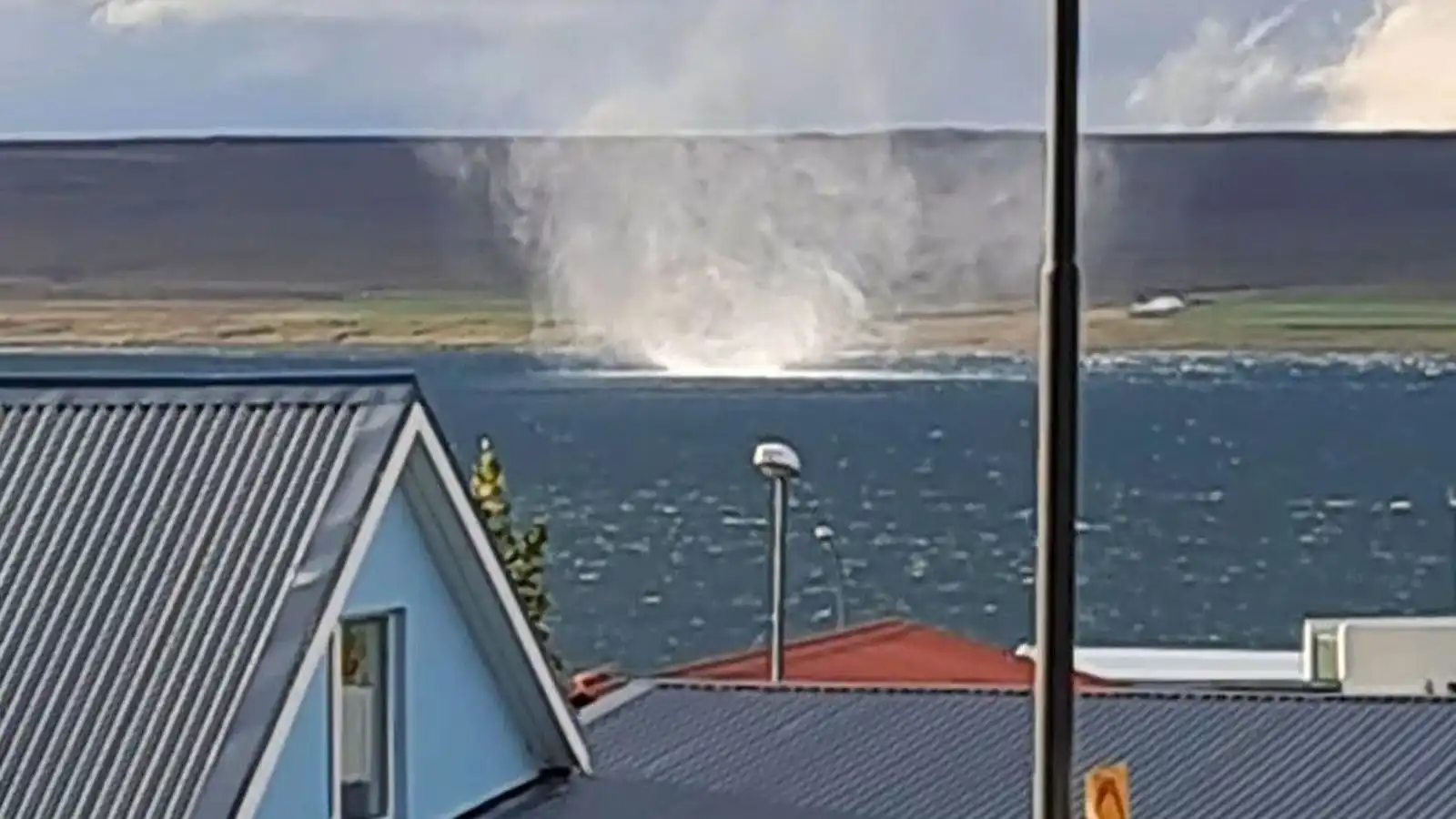 Mikill vatnsstrókur í Mið­firði - Vísir