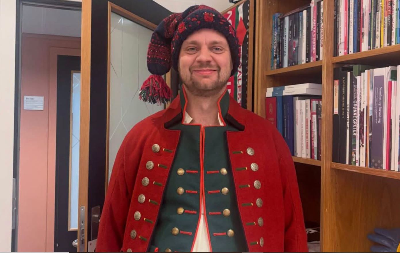 Mímir mætti í þjóðbúningi í þingið en gert var grín að honum – „Kyssið minn mjög svo norska rass!“