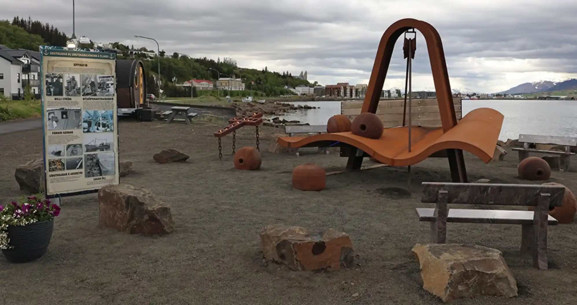 Minnisvarði um sjómenn og síðutogara afhjúpaður á Akureyri