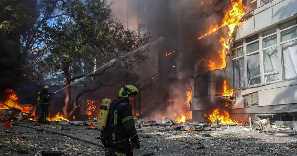 Minnst einn drepinn í eldflauga- og drónaárás á Kyiv