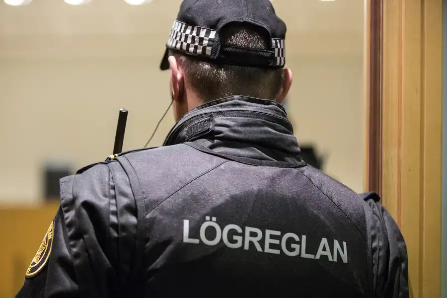 Mjög ógnandi maður í Kópavogi: Gekk um öskrandi með barefli í hendi