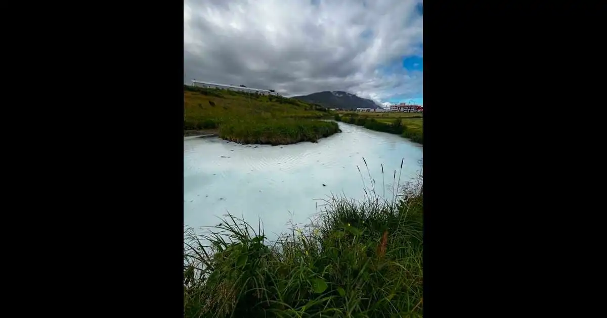 Mögulega málning borist í Sauðá