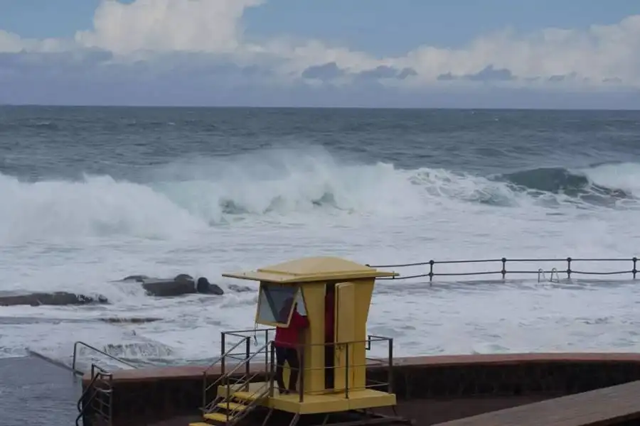 MONDAY WEATHER: Strong winds and rough seas continue in the Canary Islands