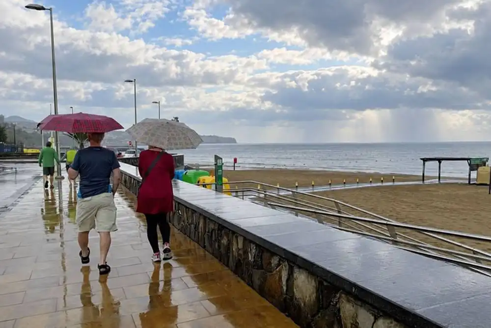 MONDAY WEATHER: Sunny spells and scattered showers across the Canary Islands