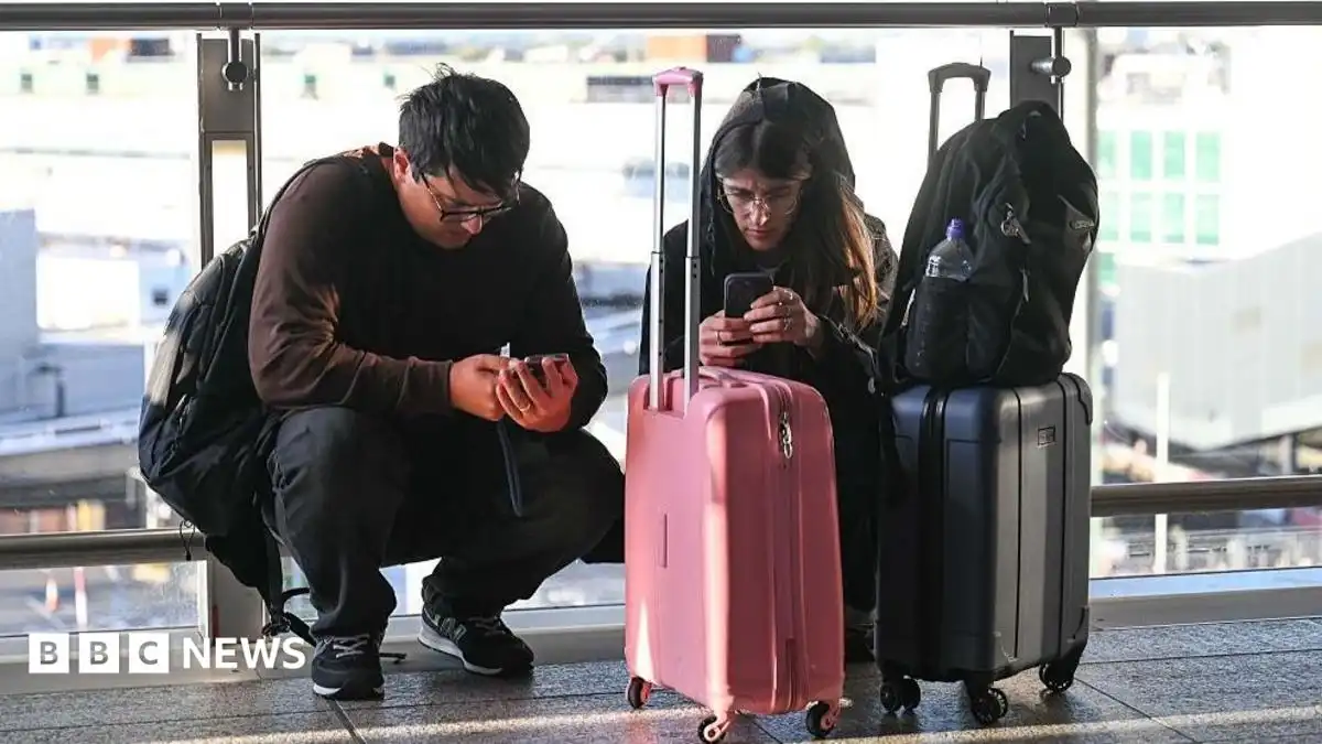 More flights delayed after hundreds cancelled by air traffic control glitch