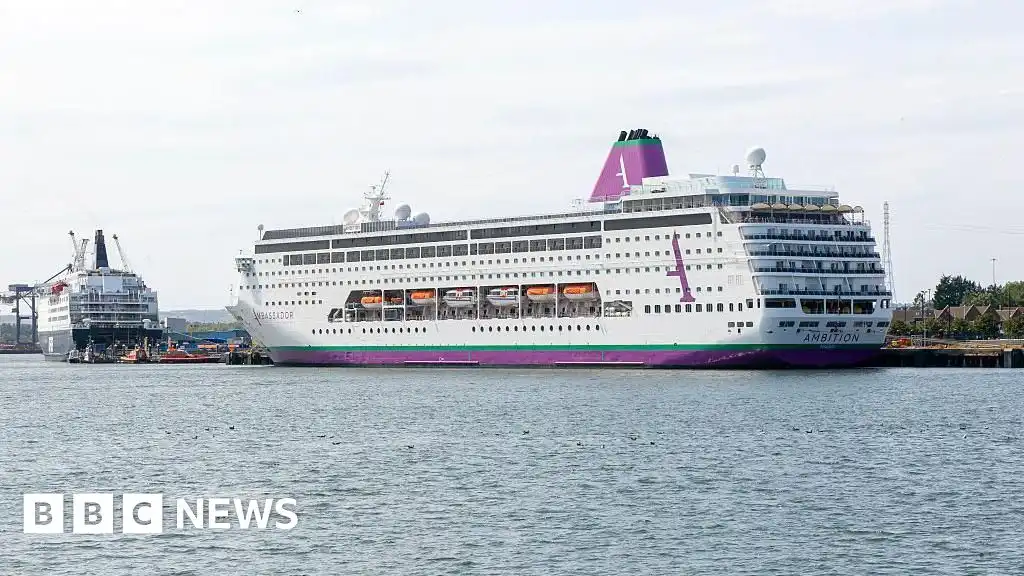 More than 1,000 passengers held on cruise after gastrointestinal illness outbreak