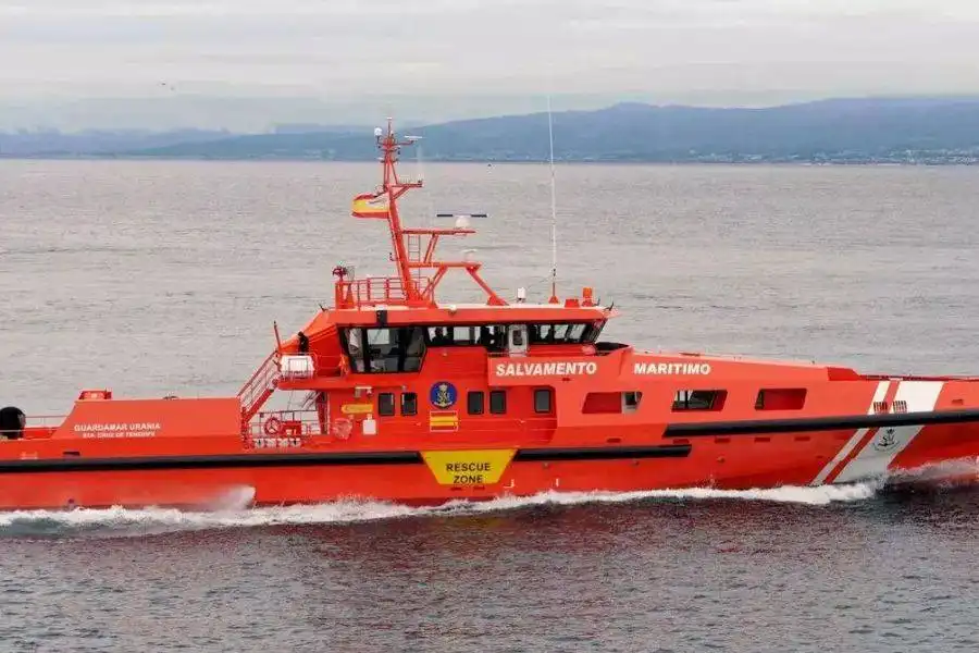 More than 80 die after migrant boat drifts for 26 days south of the Canary Islands