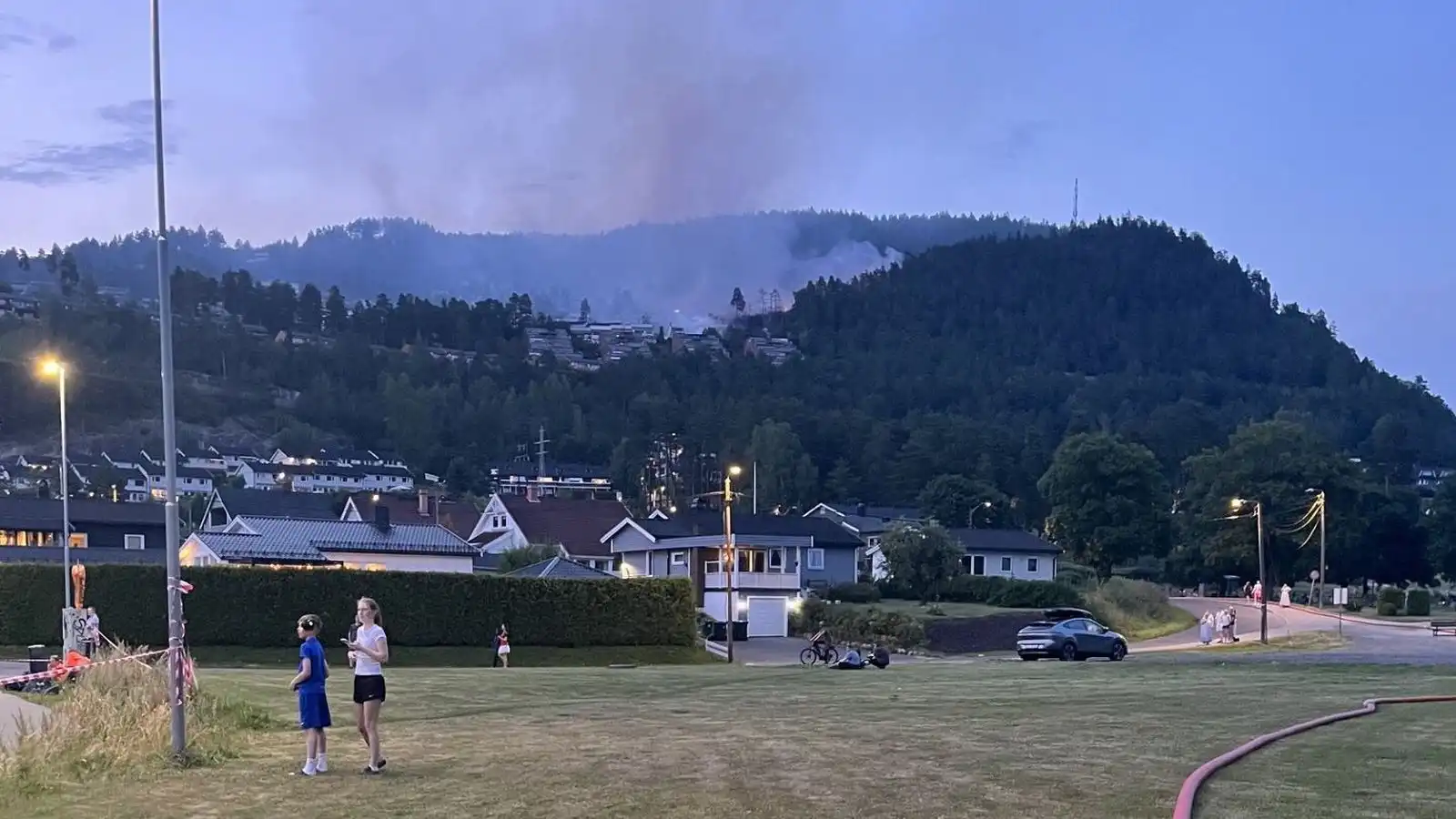 Mörg hundruð manns hafa misst heimili sín í stórbrunanum í Noregi - Vísir