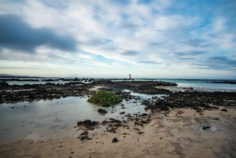 Mostly cloudy with sunny spells and light rain in the Canary Islands this Sunday