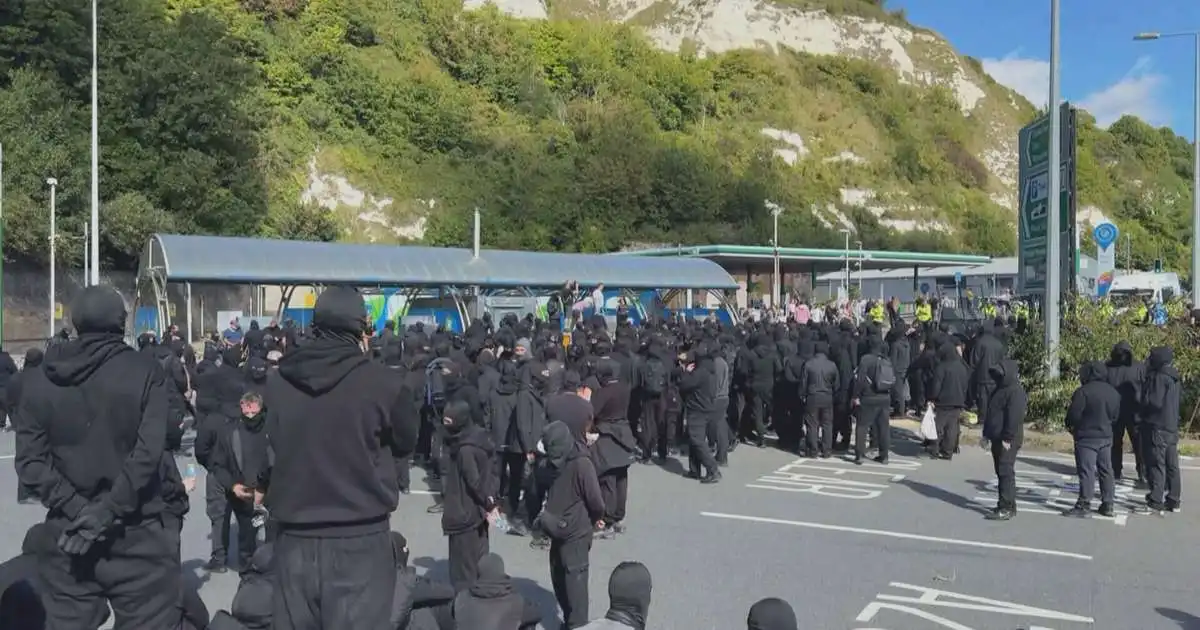 Mótmæla komu flóttafólks með því að loka fyrir umferð að höfninni í Dover