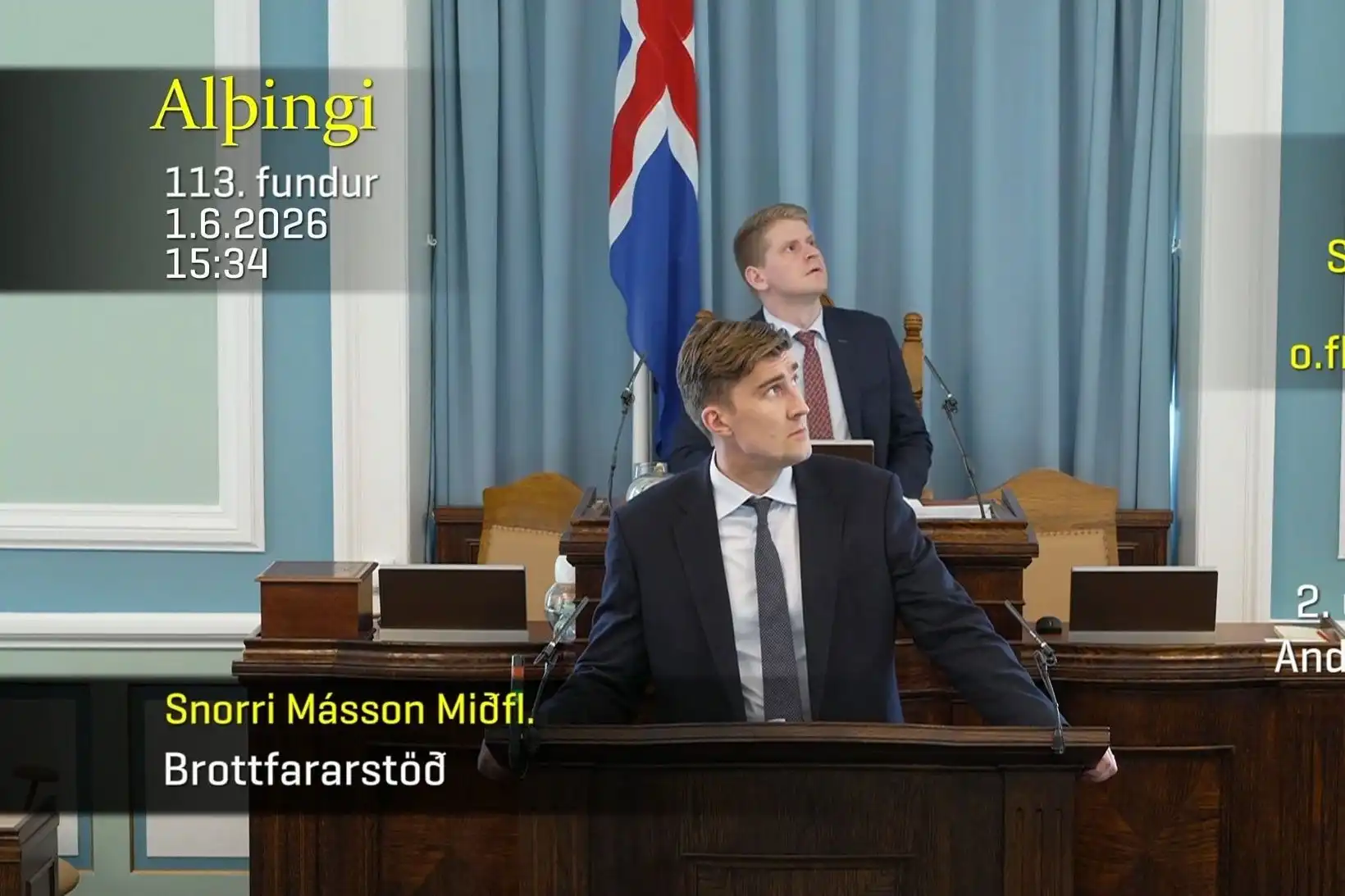 Mótmælendur öskruðu og blístruðu á þingheim - MBL.IS